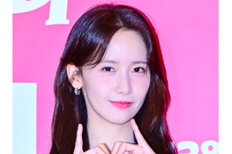 少女時代・ユナ、黒スーツ＆赤シャツの“イケメン”な魅力披露！共演俳優と雑誌の表紙に登場 画像