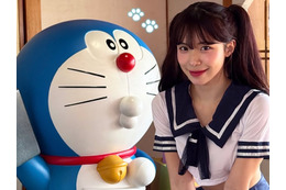 胸元張り詰める短丈セーラー服　韓国人気チアがドラえもんとの記念写真公開！「かわいい」が殺到【PHOTO】 画像