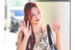 Red Velvet・ジョイ、美背中を大胆に公開！海辺で披露したしゃがみSHOTは「人魚姫」のよう【PHOTO】 画像