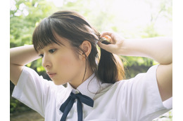 乃木坂46・小川彩、“美少女感”あるれる制服ショット！『B.L.T. SUMMER CANDY』表紙カット公開