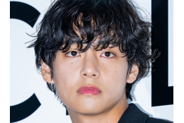 素肌コートの衝撃…BTS・V、広告撮影ビハインドで“絵画”のようなビジュアル披露【PHOTO】 画像