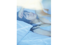 磯山さやか、モーテル窓越しに美谷間チラリ！デビュー25周年写真集より“とっておき”ショット披露