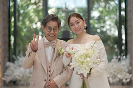 “45歳差”加藤茶・綾菜夫妻が大人なウエディング姿に！結婚15年目で改めて愛を誓い合う