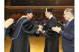 鳩山由紀夫元首相、韓国大学から名誉博士号を授与 「日本の生きた良心」と現地メディア紹介 画像
