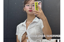 「なんでズボン履いてないの!?」韓国女性芸人が“あられもない”姿に…知的な大胆スタイルに反響続々【PHOTO】 画像