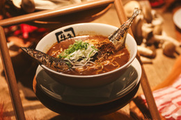 秋刀魚を一匹丸ごと“ラーメン”に！？牛角の「秋の大収穫祭」新メニューを一足早く実食レポ！