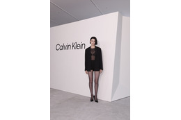 三吉彩花、胸元透けた大胆ブラトップコーデで登場！「カルバンクライン原宿」にセレブリティ13名が集結