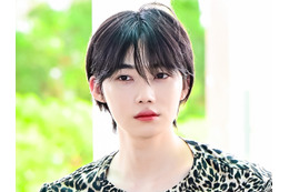 THE BOYZ・ニュー、ヒョウ柄Tシャツで存在感抜群!唯一無二のファッションセンスを披露【PHOTO】 画像
