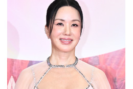 56歳でこの“板チョコ”腹筋、肉体が凄い！“韓国のマドンナ”オム・ジョンファが大胆に公開 画像