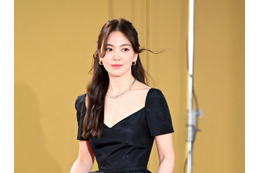 奇跡の43歳…女優ソン・ヘギョ、ショートパンツ姿の“脚組みSHOT”で美脚あらわに【PHOTO】 画像