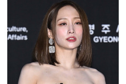 KARA・ニコル、胸元ざっくりトップスで魅せた圧巻スタイル！「やばい」「かわいい」とファン熱狂【PHOTO】 画像