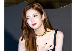 胸元にスリット…ITZY・リア、アイドルらしからぬ大胆衣装に視線釘付け「やばい」【PHOTO】 画像