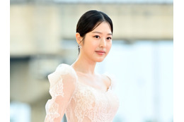 IVE・ウォニョンの姉ダア、“美デコルテ”輝くドレス姿に視線釘付け！「本物のお姫様かと…」【PHOTO】 画像