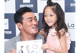 本当に13歳？秋山成勲とSHIHOの娘サランちゃん、170cmのモデル体型に成長　「うれしいのに、なぜか寂しい」 画像