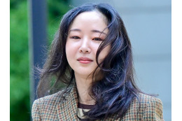 【独自写真】“NewJeansの母”ミン・ヒジン氏が公の場に登場 HYBEとの裁判に出廷、報道陣には無言の笑顔 画像