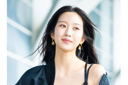 “ほぼ全部見えてる”の衝撃再び…?高級ランジェリールックで空港に、韓国女優の挑発的な色気【PHOTO】 画像