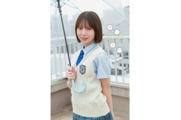 日向坂46・渡辺莉奈、高校2年生になった“等身大の微笑み”！制服姿で表紙に登場