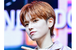 BOYNEXTDOOR・リウ、鮮やかな“オレンジヘア”で雑誌表紙に登場！愛犬との癒しカットも公開【PHOTO】 画像