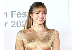 BLACKPINK・リサ、胸元の線がくっきり…ぴっちりドレス着た圧巻美貌！渦中の坂口健太郎との姿も【PHOTO】 画像