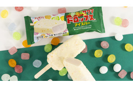 砕いたキャンディの新食感！ファミマ、「サクマドロップスアイスバー」30日より発売