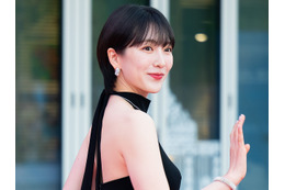 まるでアニメキャラ?KARA・ジヨン、“超ミニ丈”パンツに黒革の穴開きロングブーツ姿で魅了【PHOTO】 画像