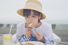 伊原六花、パンケーキを頬張るキュートなショットも！『2026年カレンダー』が発売決定