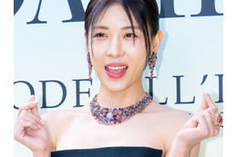 肩露出ドレスで魅了、“NHK韓流ドラマの女王”は47歳になっても健在!アイドル級ボディに集まる称賛【PHOTO】 画像