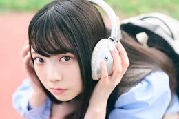 日向坂46・佐藤優羽、ヘッドフォン×上目遣いの可愛らしいショットを公開！