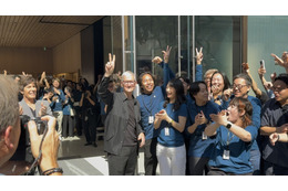 ティム・クックCEOも握手や写真撮影に応じる！「Apple銀座」リニューアルオープン