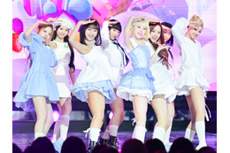 新曲『もしもし♡』が可愛すぎると話題のUNIS、“セーラー服×メガネ”SHOTに胸キュン【PHOTO】 画像