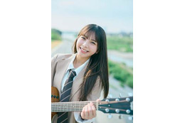 日向坂46・下田衣珠季、ブレザー姿でキュートな笑顔！ギターを奏でるSHOTを公開