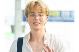 BTS・JIMIN、鍛え上げられた肉体チラリ…!大人の色気漂うファッションでパリへ出国【空港写真】 画像