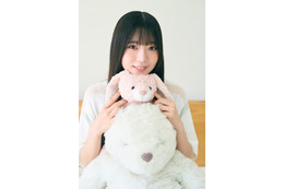 日向坂46・坂井新奈、“おうちデート”風のショットを公開