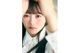 日向坂46・片山紗希、真っ直ぐな視線の“美少女”ショットを公開！