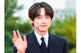 「また痩せた？」坂口健太郎が韓国授賞式のレッドカーペットに登場！優しい笑顔でファンサービス【PHOTO】 画像