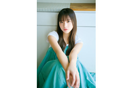 日向坂46・下田衣珠季、18歳らしいフレッシュな魅力！シンプルワンピで『FLASH』に登場