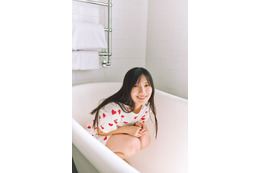日向坂46・河田陽菜、ルームウェア姿でバスタブから“ひょっこり”！本人熱望の先行カットが公開