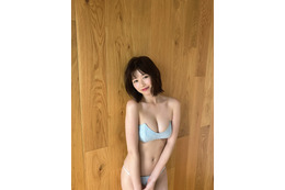 冴木柚葉、“彼女感”あふれるキュートな水着姿！グラビアムックオフショを公開