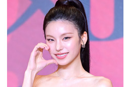 ITZY・イェジ、“美デコルテ”際立つドレス姿にうっとり…パリの夜を彩る圧巻オーラ「まさに女神」【PHOTO】 画像