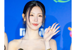 “ほぼ紐”ドレスで話題を集めたミヨン、ずり落ちそうなオフショル姿に視線クギ付け「これは危険」【PHOTO】 画像