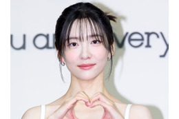 ソファに寝そべる写真に“男性の影”が写り込み…女優パク・ジヒョンに熱愛説浮上、事務所がコメント 画像