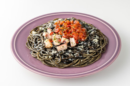 真っ黒グルメが大集合！セブンイレブン、「イカ墨パスタ」や「プリンケーキパフェ」などハロウィン限定商品を発売