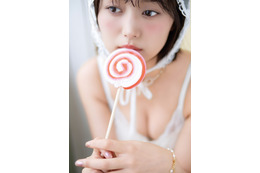 元SKE48・北野瑠華、ポップな衣装で美谷間チラ見せ！セクシーな紙面カットを披露