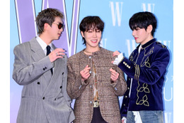 Vは大胆な胸元おはだけで色気全開!やんちゃRM、フェミニンJ-HOPEと“連結ハート”披露【独自写真】 画像