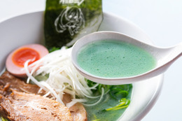 ブルーグリーンのとんこつスープ！？一風堂、“初音ミク”色のラーメンを11月1日発売！