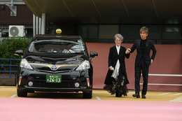 木村拓哉、タクシーを運転して登場！映画『TOKYO タクシー』セレモニーで倍賞千恵子をエスコート