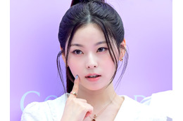 NMIXXの“末っ子”ギュジン、“紐ワンピ”着てしゃがむ上目遣いSHOTに悶絶…色白肌にも注目【PHOTO】 画像