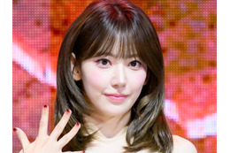 衝撃の“マイナス10歳肌”!LE SSERAFIM・宮脇咲良、胸元パックリドレスで見せた奇跡の透明感【PHOTO】 画像