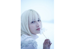 橋本愛、13年半ぶりの写真集を「30歳誕生日」に発売！金髪姿の幻想的なカットを公開