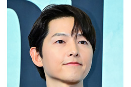 俳優ソン・ジュンギ、観客全員と握手&名前入り直筆はがき贈る!韓国ファンミを成功裏に終了 画像